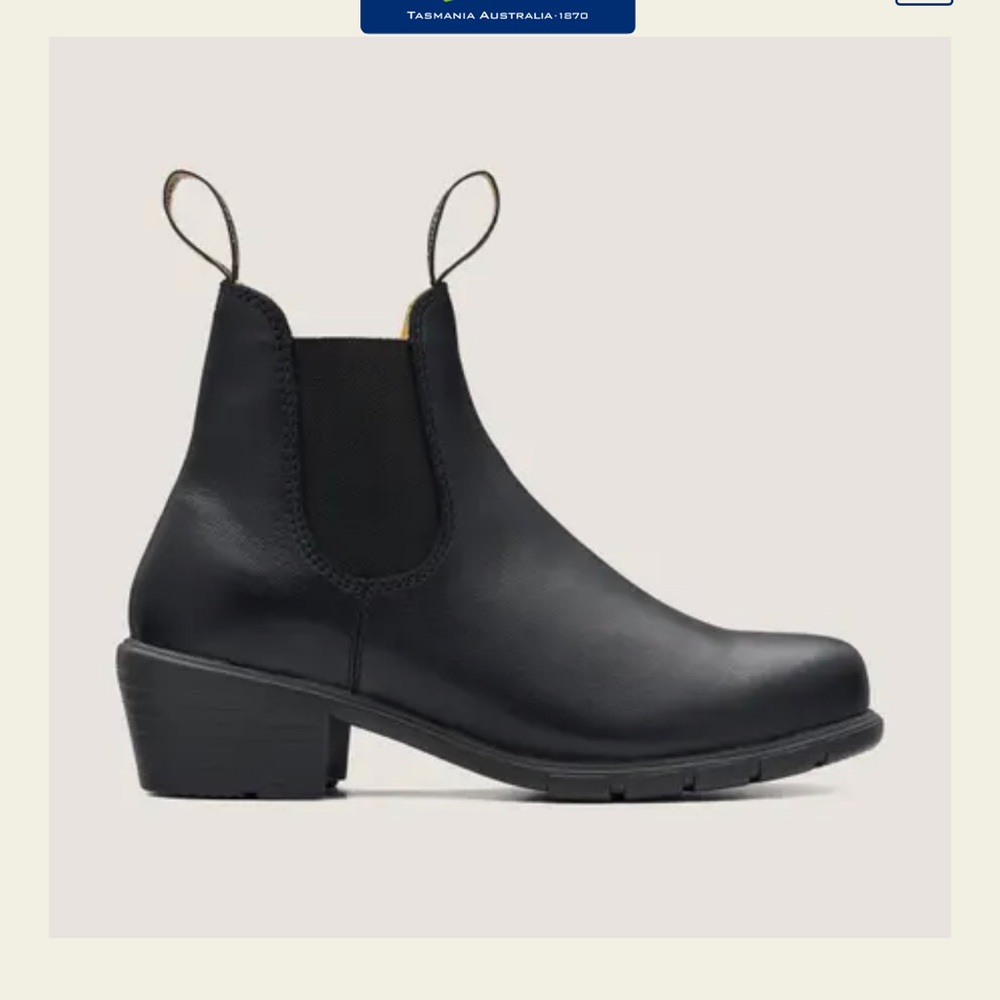 Heeled black blundstones size 7